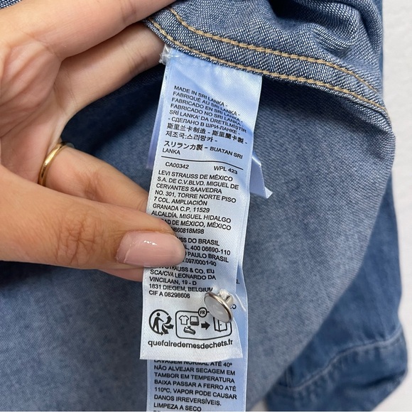 Levi's Iconic Western Denim Shirt Size Small - Picture 7 of 7